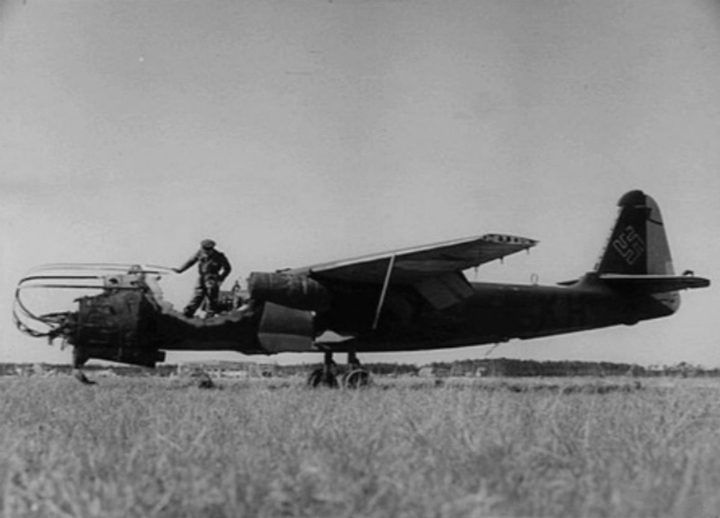 1945年5月,「鲁尔工业区战役」期间,德国战败投降,盟军在莱纳空军基地发现这架被遗弃的阿拉多 Ar 234。机体上仍带有德国空军标识,停靠在遍布积水的机场跑道上,同盟军彻底夺取制空权后,德国先进的喷气轰炸机已无力再战。