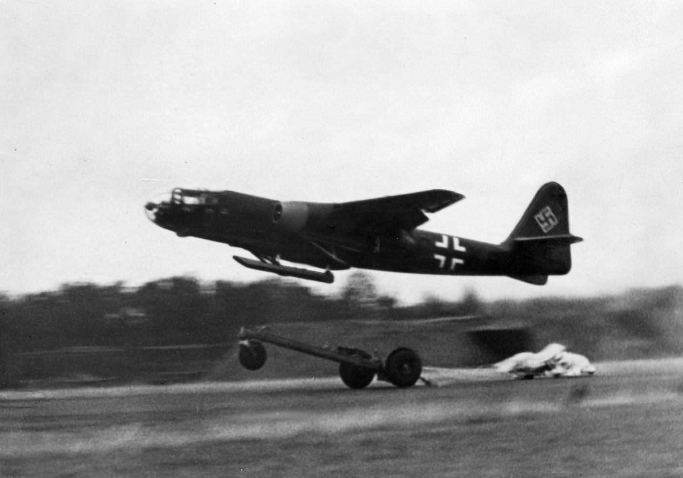 1943年7月30日,Ar 234 首次飞行前的合影,首飞成功使该机成为世界首款投入实用的喷气式轰炸机。这张历史影像记录了德国试飞团队在研制关键时刻的直接见证,体现了人类航空技术向喷气时代跨越的重要一步。