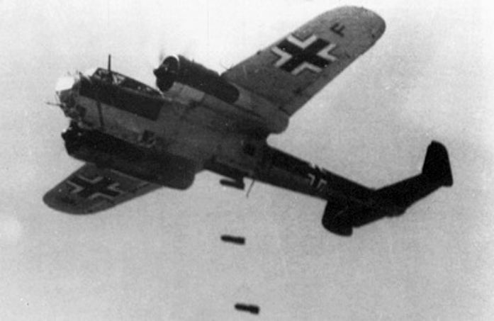 1940年「不列颠空战」期间,德国空军道尼尔 Do 17 轰炸机向英国沿岸抛投炸弹的瞬间。凭借纤细的机身与相对的高速,Do 17 在空战早期低空袭击中较难被皇家空军战斗机拦截,是「不列颠空战」中德国昼间轰炸力量的重要组成部分。