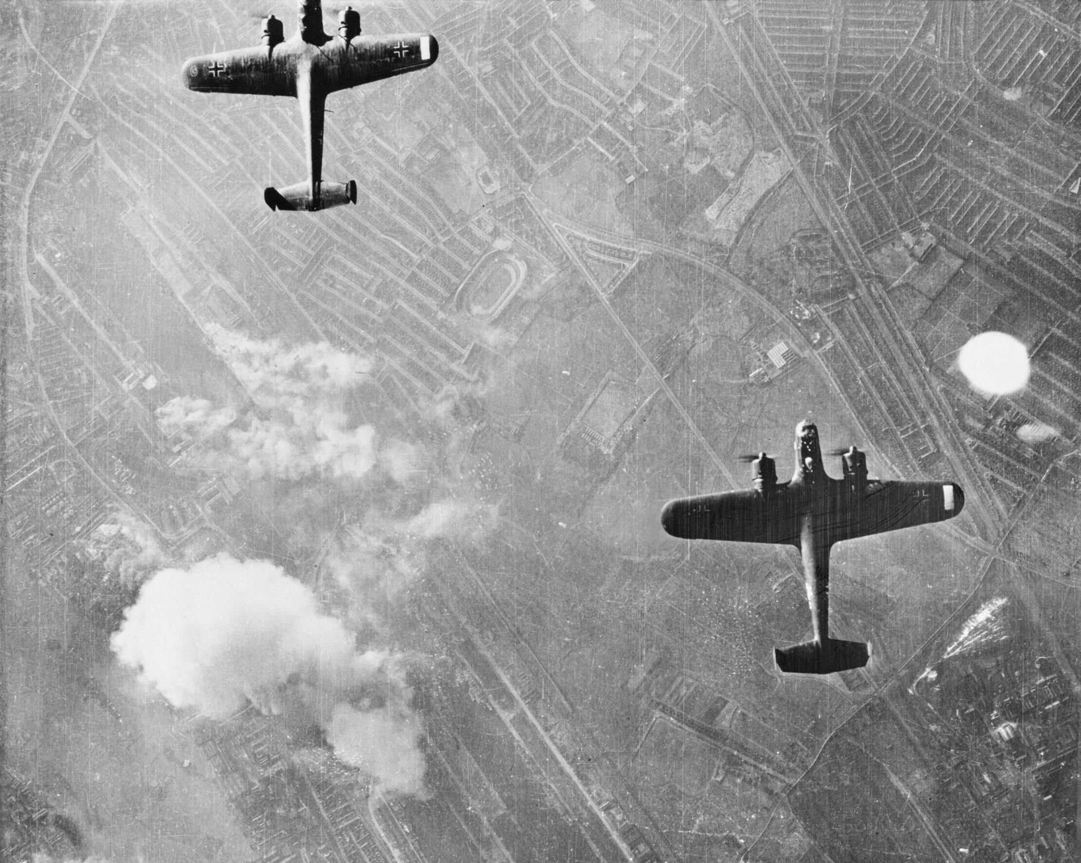 1940年9月7日「不列颠空战」转入「闪电战」阶段时,德国道尼尔 Do 17 机群掠过英国伦敦泰晤士河上空。当日伦敦东部码头区首次遭受大规模集中轰炸,标志着德国空军由昼间空袭转入对伦敦的持续夜间轰炸,是「不列颠空战」的重要转折点。