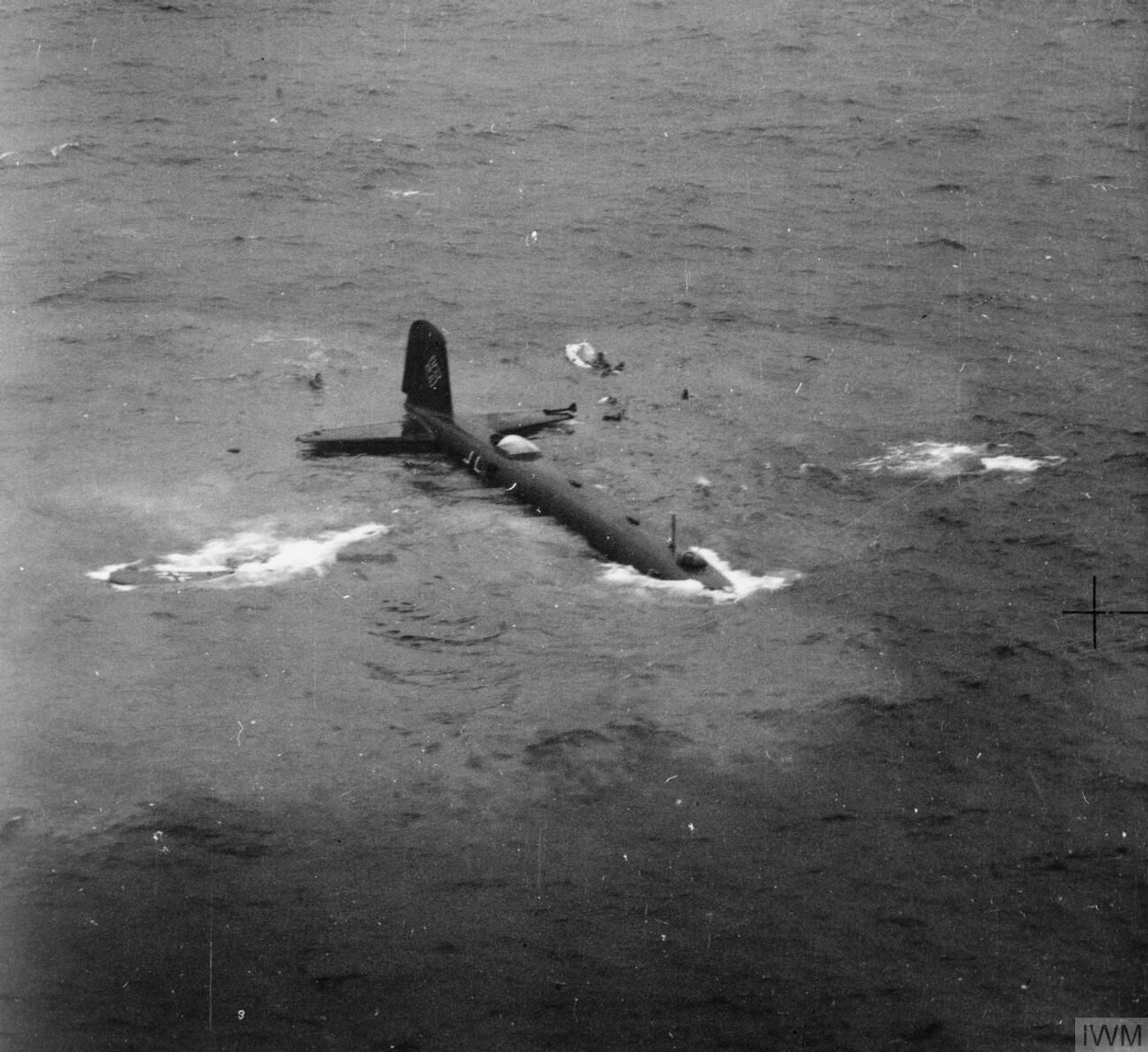 1941年7月23日，「大西洋海战」期间，第40轰炸航空团（KG 40）的 Fw 200C-3（编号F8+BB）在爱尔兰以西海域被英国皇家空军第233中队的洛克希德「哈德逊」海上巡逻机击中起火，机身断裂坠向大西洋，机组成员正在爬向救生筏逃生。