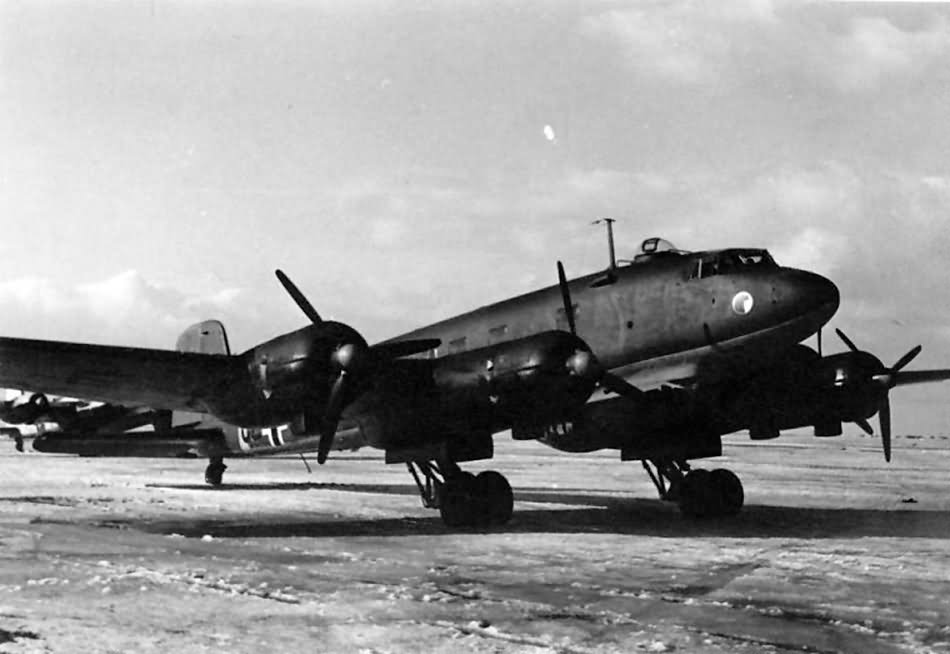1943年春，「苏德战争」东线战场，「元首专机中队」（Fliegerstaffel des Führers）的 Fw 200 C 运输机停驻斯摩棱斯克机场。自1940年起，该机凭借超远航程充当希特勒及纳粹高层的远程专机。