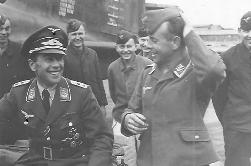 约1941年，「大西洋海战」期间，第40轰炸航空团的 Fw 200C-3 垂尾上涂绘的击沉战果标志，记录着这架「秃鹰」在大西洋上空累计击沉的盟军船只吨位。