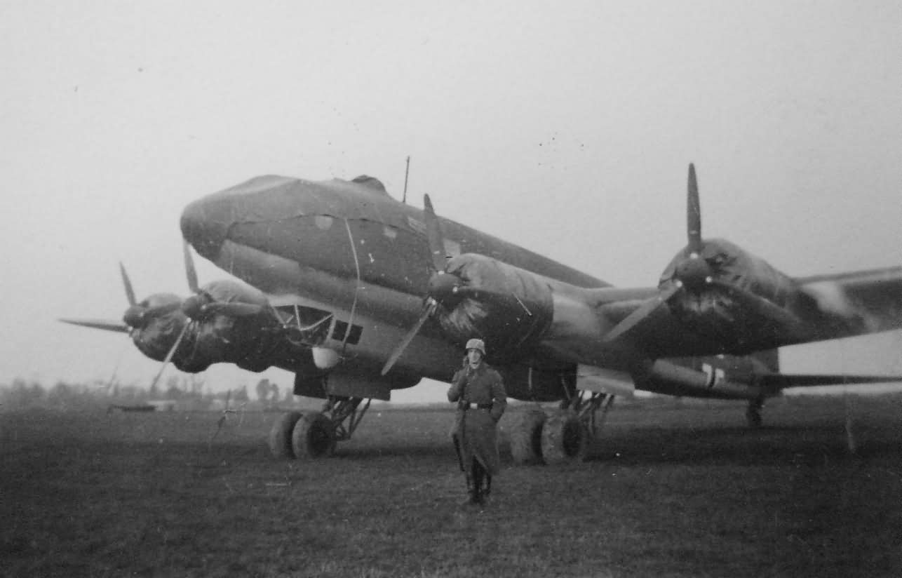 1941年，「大西洋海战」期间，第40轰炸航空团的 Fw 200C-3「秃鹰」停放在法国博韦机场。法国沦陷后，驻波尔多—梅里尼亚克等基地的「秃鹰」部队得以深入大西洋攻击盟军运输线。
