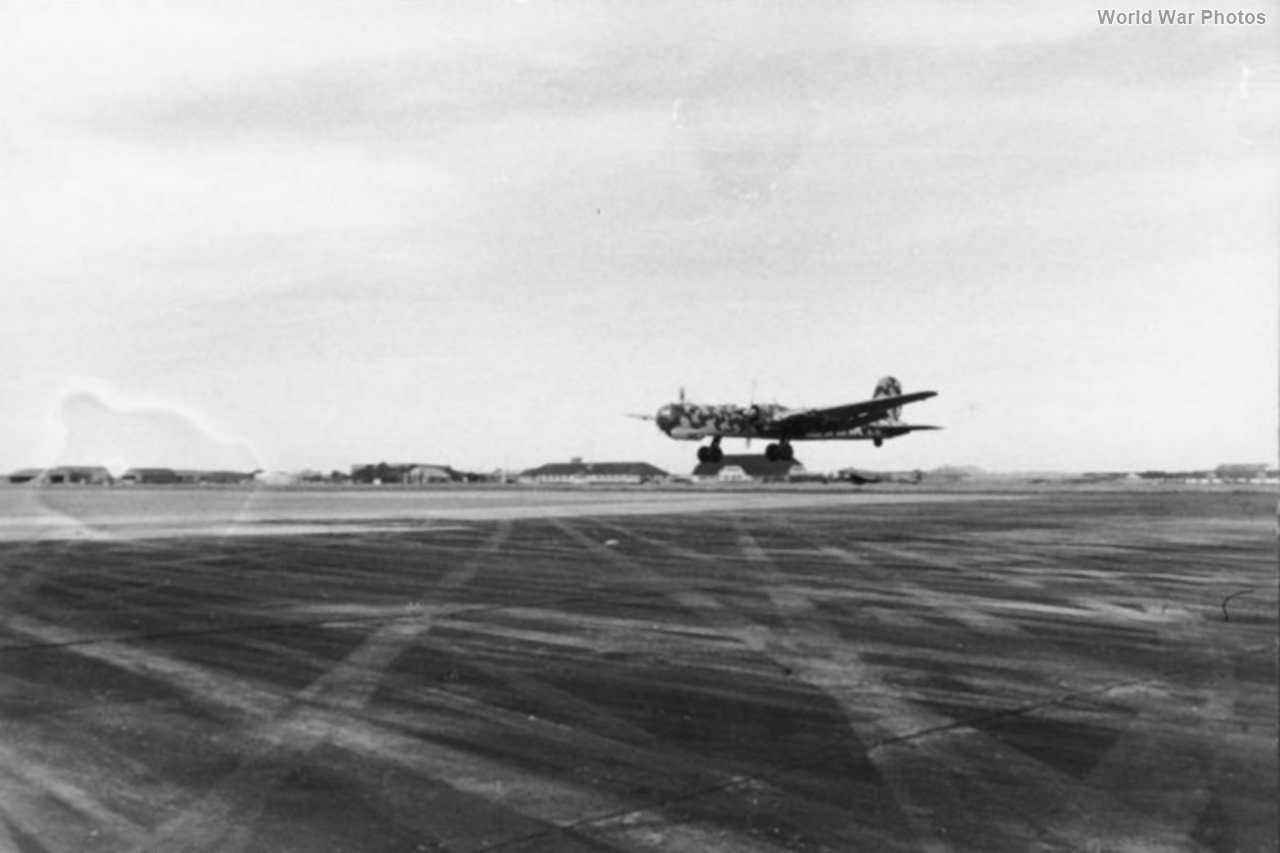 1944年法国某机场,一架 He 177 A-5 正在着陆,机身编号清晰可见。该机隶属于「KG 40」联队,执行大西洋反舰巡逻任务。