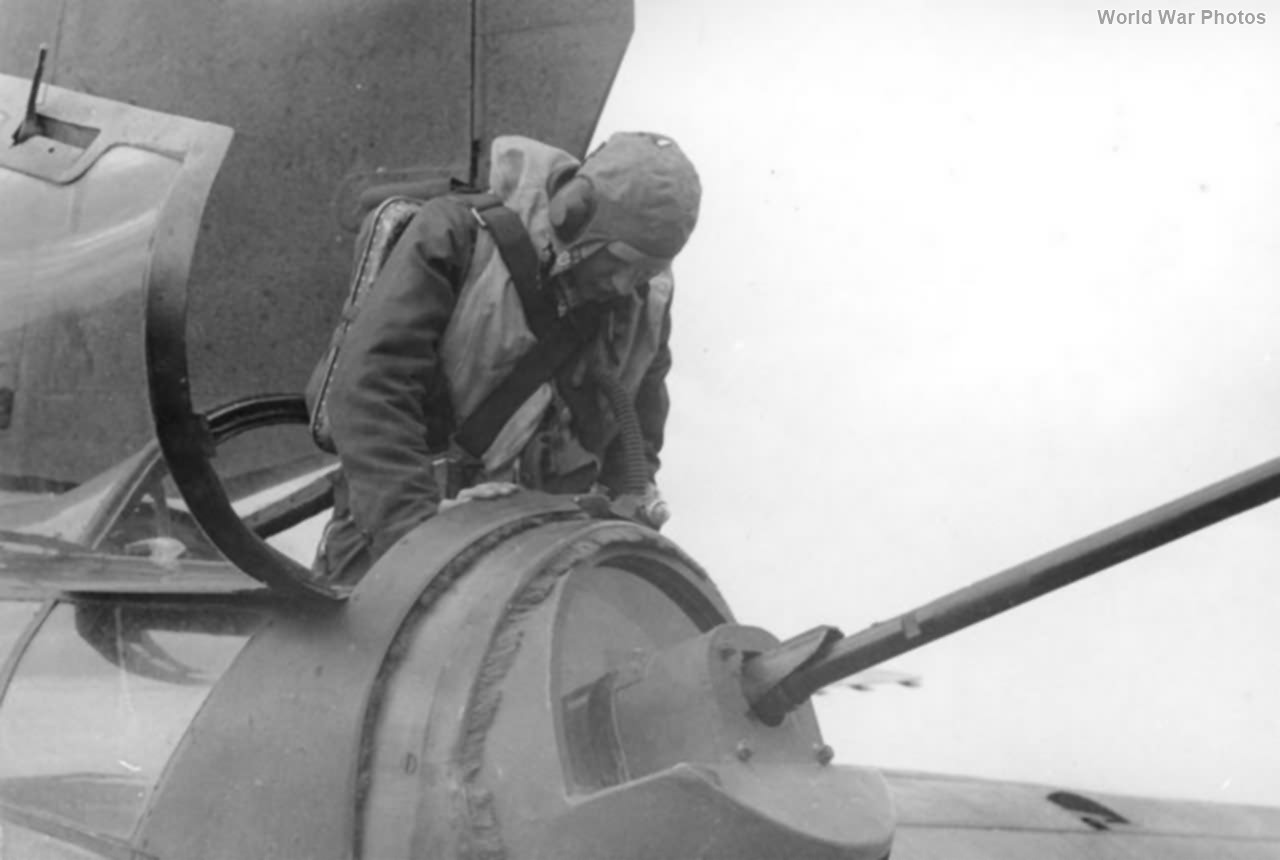 1944年,一架 He 177 A-5 的尾部遥控炮塔特写。FDL 131Z 炮塔配备2挺7.92毫米 MG 81 机枪,由尾部射手通过潜望镜瞄准具遥控操作。