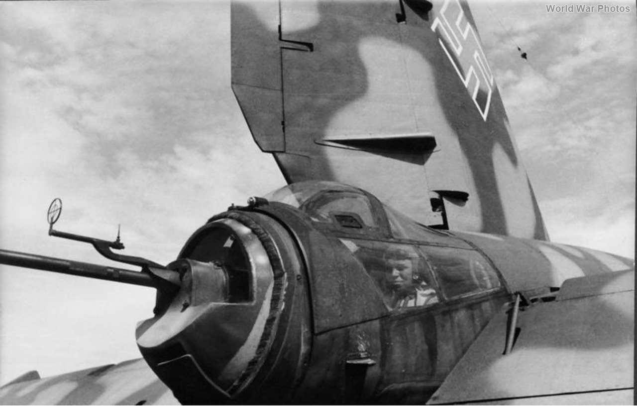 1945年5月德国Brandis机场地面停放的 He 177 残骸。战争末期,因燃料短缺和盟军空中打击,大量 He 177 被遗弃在地面,未能发挥作战效能。