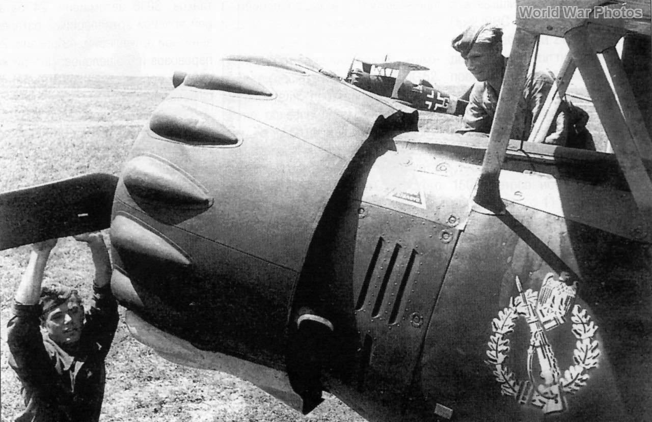 1942年夏,第1攻击联队第8中队(8./Sch.G 1)的亨舍尔 Hs 123 在东线野战机场。随着东线战事扩大,Hs 123 凭借坚固结构与低空机动优势持续执行对地攻击任务,是德军俯冲轰炸机队中损失率较低的机型。