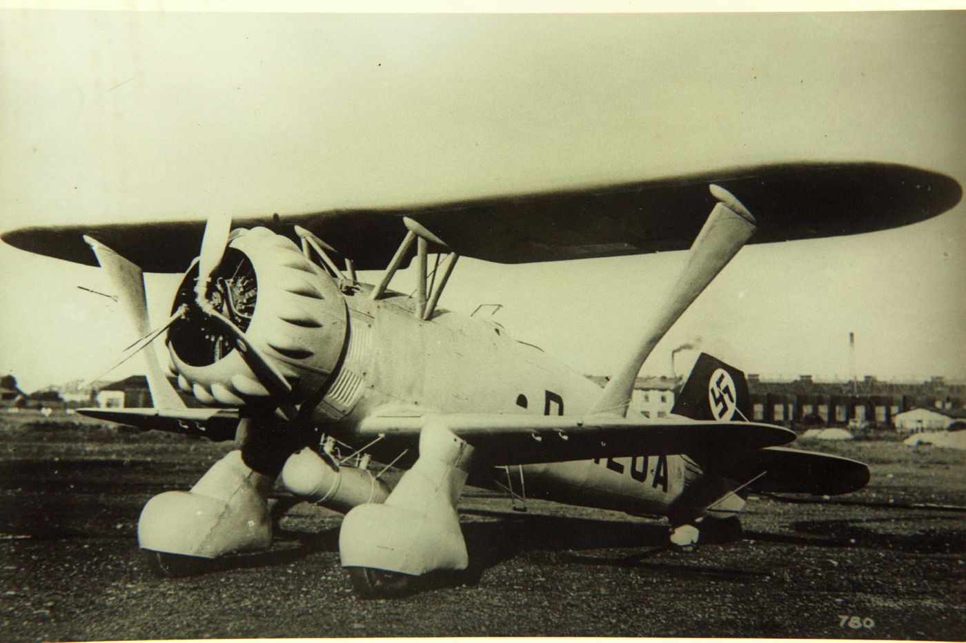 1935年,亨舍尔 Hs 123 V1 原型机试飞影像。V1 于当年5月8日完成首飞,采用全金属机身双翼布局与开放式座舱,验证了俯冲轰炸构型,随后经多架原型机改进演变为量产型 A-1。