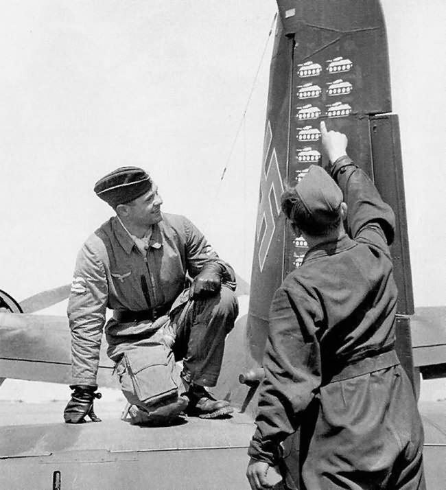 1943年东线,第9攻击联队「坦克猎手」王牌飞行员鲁道夫-海因茨·鲁费尔中尉驾驶的亨舍尔 Hs 129B-2 在飞行中,垂尾上绘有大量击毁坦克的战绩标记。鲁费尔是 Hs 129 最著名的飞行员之一,1944年7月在利沃夫地区阵亡。