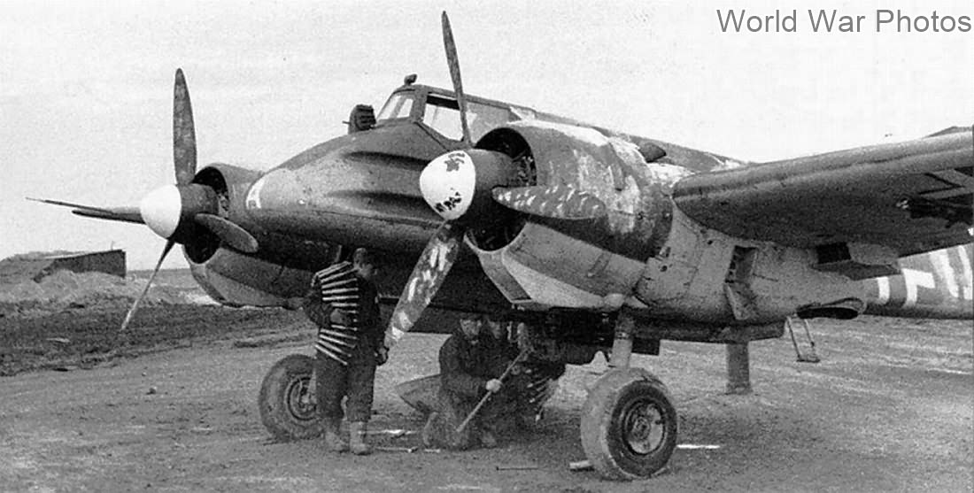 1944年,德国空军第10(装甲)攻击大队(10.(Pz)/SG 9)的亨舍尔 Hs 129B-2 在东线野战机场。该大队专司反坦克任务,装备机腹30毫米机炮的 Hs 129 专门在低空猎杀苏联坦克。