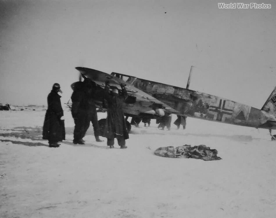 东线冬季作战中的亨舍尔 Hs 129B-2,机身涂有白色冬季伪装。Hs 129 自1942年起长期在苏德前线服役,凭借坚固结构与厚重装甲在恶劣野战条件下维持出动。