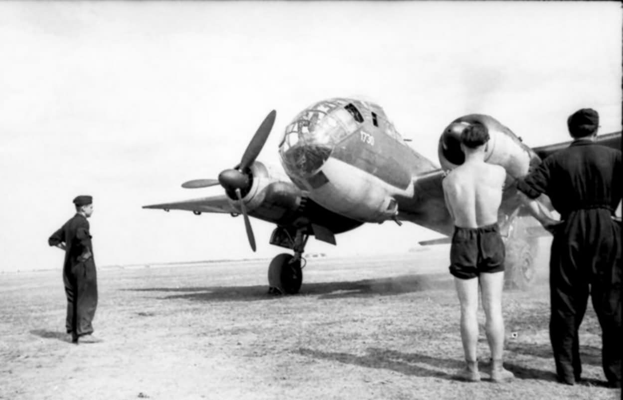 1944 年,「苏德战争」东线北部,装备 Ju 188 的侦察/轰炸部队在苏联某地野战机场整备。东线战场是 Ju 188 的第二主战场,除昼间轰炸外还承担远程照相侦察任务。