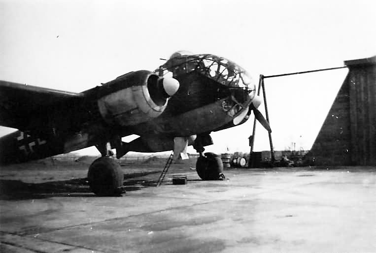 1944年,「西线战役」期间,第4轰炸航空团(KG 4)「维弗将军」联队的指挥中队(Stabsstaffel)的 Ju 188 E 型翼下挂载一具 800 升副油箱,用于远距离深入英国领空的夜间打击。