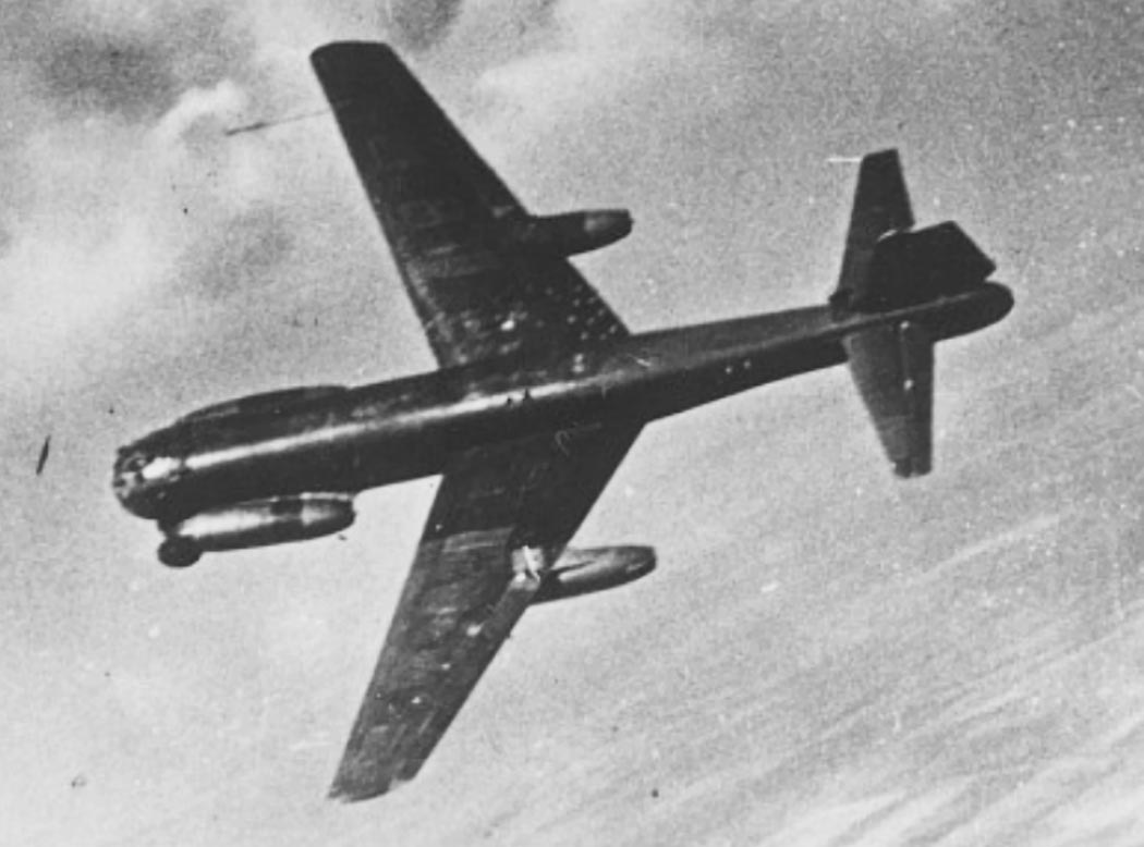一架 Ju 287 V1 原型机在试飞中。该机是世界首款前掠翼喷气式飞机，1944年8月16日首飞，此后共完成约17次试飞，实测速度达780公里/小时。