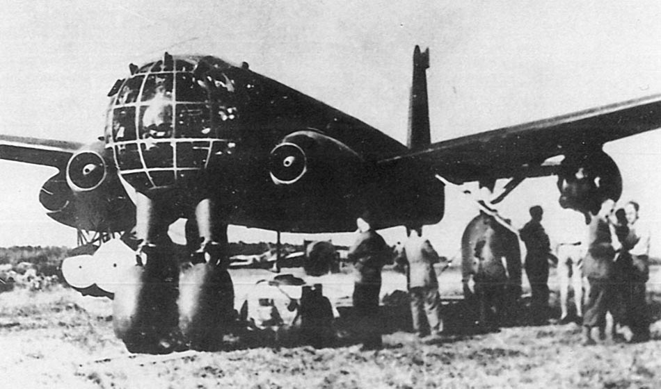 Ju 287 V1 原型机停在草地上，四周聚集着工程与地勤人员。战后，残存的 V1 被苏军缴获，其设计资料与团队被送往苏联。