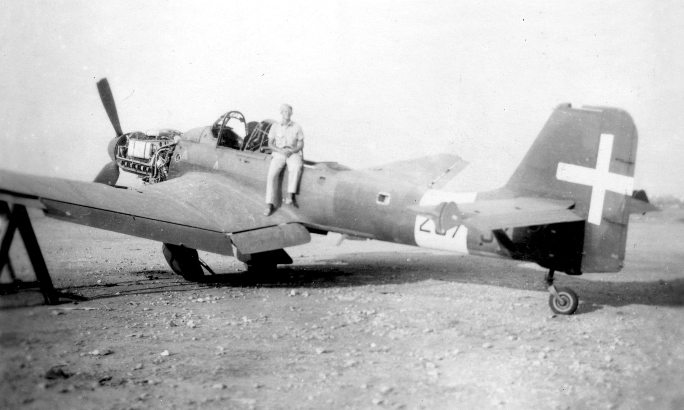 1943年10月在意大利西西里岛巴勒莫被遗弃的意大利皇家空军容克斯 Ju 87。意大利退出战争后,其装备的斯图卡式轰炸机被大量丢弃在地中海各处机场,反映出随着轴心国节节失利,Ju 87 在战争后期的衰落命运。