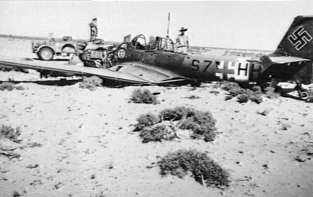1943年在北非被击落的德国空军第3对地攻击联队(StG 3)容克斯 Ju 87D 俯冲轰炸机。在北非战场上,随着盟军防空火力和战斗机力量的增强,失去空中掩护的斯图卡式轰炸机逐渐成为易击落的目标,标志着其辉煌作战生涯的终结。