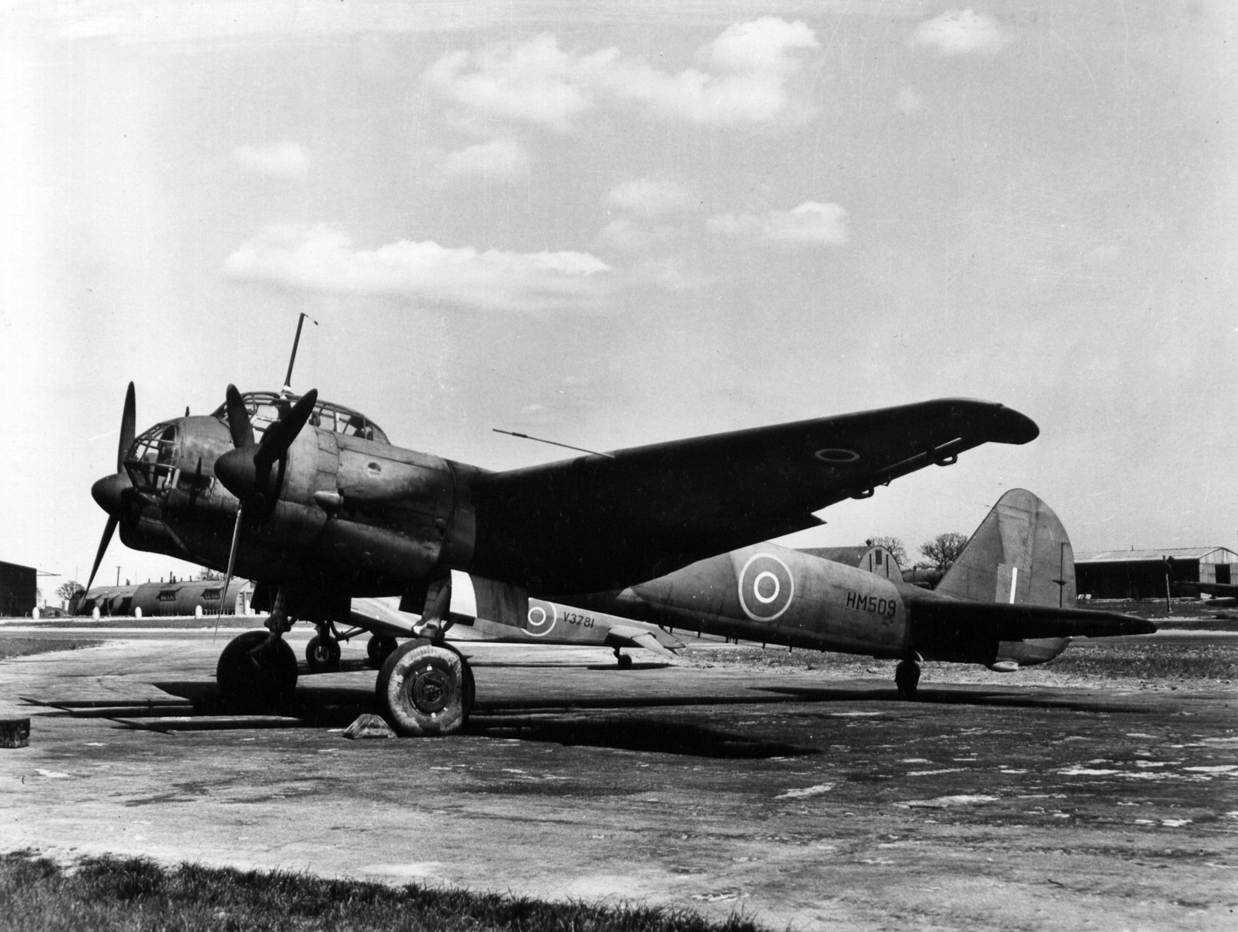 1943年英国缴获的一架 Ju 88A-5 型轰炸机,涂有英国识别标志在英伦上空试飞。该机隶属于英国空军「第1426敌军飞机飞行队」,曾以英军识别标志对英军进行飞行演示,用于提供德国轰炸机的性能情报并供盟军飞行员辨识。