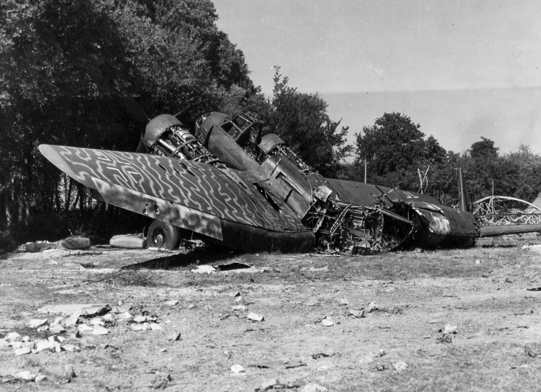 1944年9月在法国被摧毁的一架 Ju 88 轰炸机残骸。随着「霸王行动」的推进与盟军将战争推向德国本土,越来越多失去制空权与后勤保障的德国空军 Ju 88 在地面被击毁或被盟军占领部队清除,标志着德国轰炸机力量的最终崩溃。