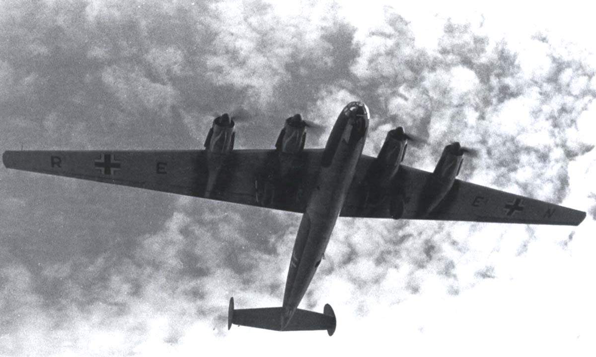 Me 264 V1 原型机试飞影像。1942年12月23日,V1(编号RE+EN)在奥格斯堡由首席试飞员卡尔•鲍尔完成首飞,此后持续进行远航性能试飞。