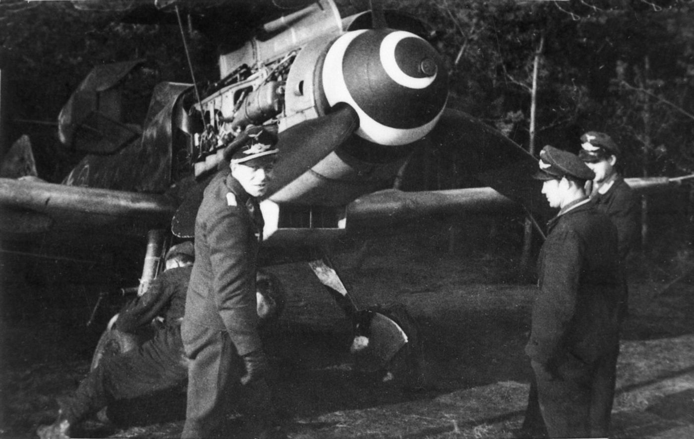 1944年,德国本土防空战期间,德军JG 300联队第7中队的一架 Bf 109G-14 战斗机,飞行员为卡尔•克拉夫特中尉。