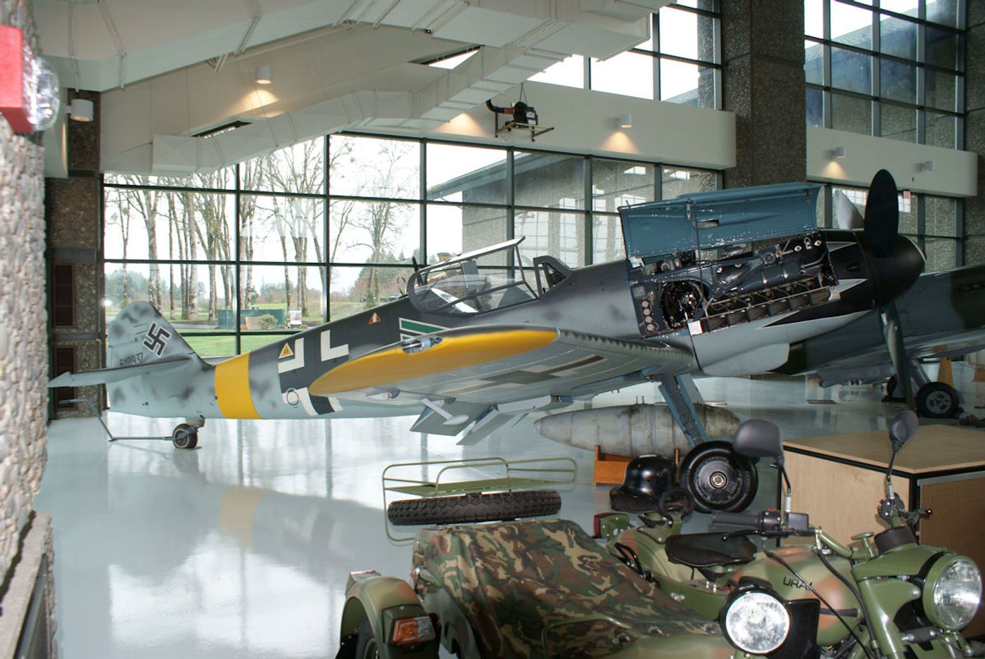 美国威斯康星州奥什科什EAA航空博物馆展出的一架 Bf 109G-10 战斗机,涂装复原自德军头号王牌飞行员埃里希•哈特曼的座机。