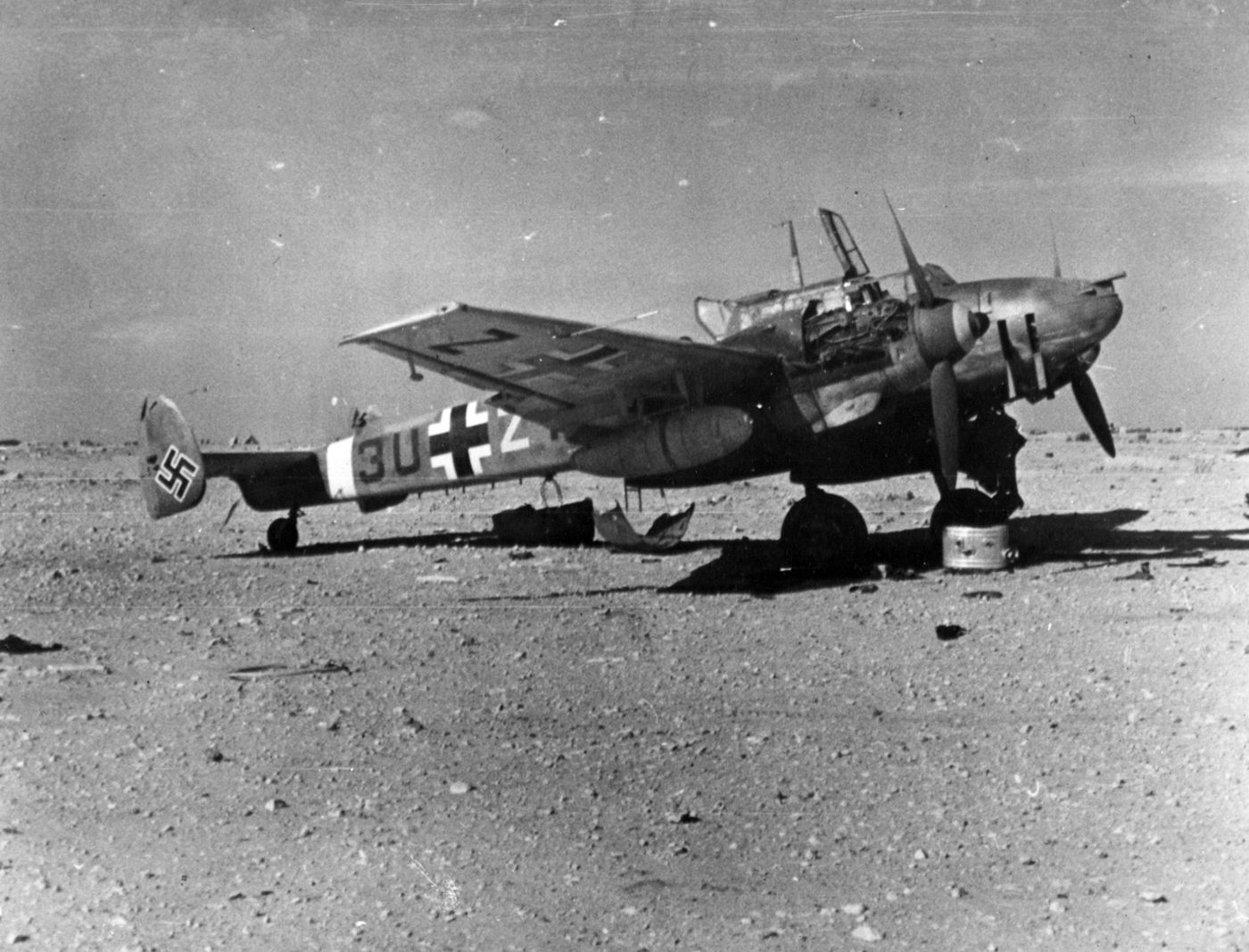 1943年初,北非突尼斯前线,一架被遗弃的德国空军第26『巨鸟』驱逐机联队(ZG 26)的 Bf 110 重型战斗机,摄于盟军向北非德军后方推进后的废弃机场。