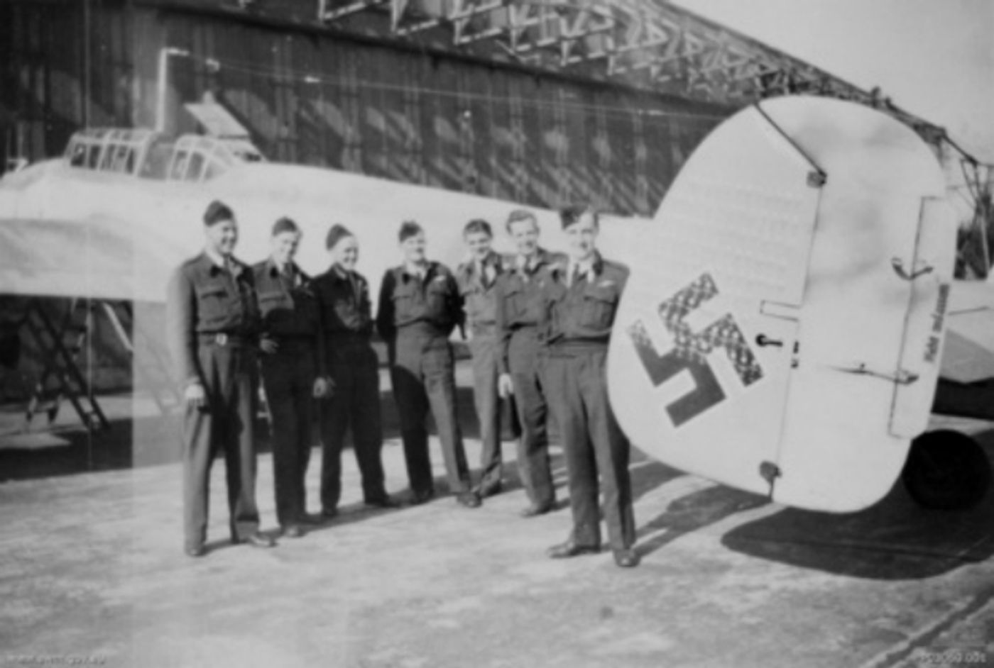 1945年战后,英国,澳大利亚皇家空军第462中队的机组人员与一架缴获的 Bf 110G-4 夜间战斗机(机号G9+BA)合影,该机曾属于德国头号夜间战机王牌海因茨-沃尔夫冈•施瑙费尔少校。