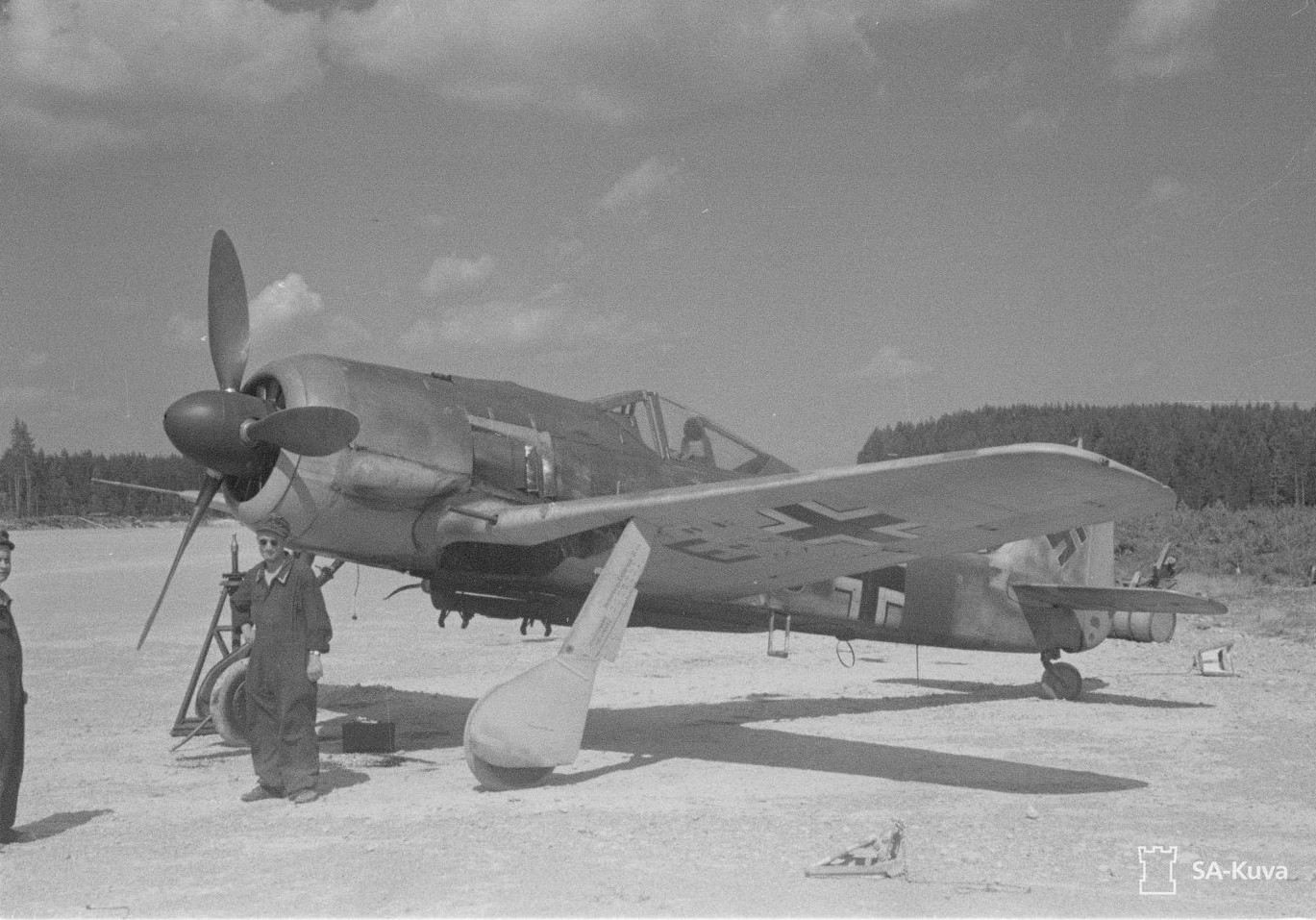 1944年6月28日,芬兰维堡湾畔的伊诺拉机场,德国空军第5近距支援联队(SG 5)第1中队的一架 Fw 190F-8 对地攻击机(黑色10号)。该机在苏德战场的芬兰前线支援芬军作战,可见机腹挂载的炸弹挂架。
