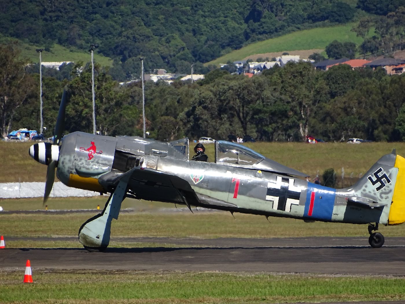 现代复原并自由飞行的一架 Fw 190 战斗机(澳大利亚民用注册号VH-WLF),其涂装复原自战时德国空军战斗机,用于航空表演与战时历史的纪念展示。