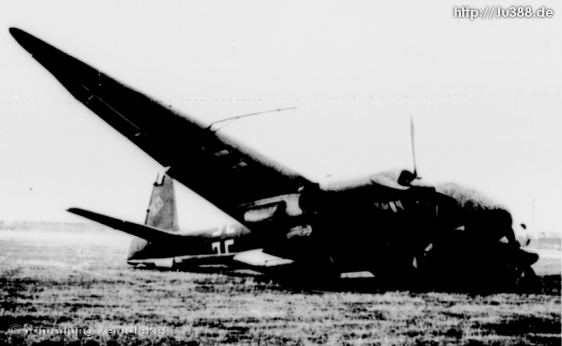 Ju 388L-1原型机V5（编号PE+IE，机号500005）。1944年8月1日该机在滑跑起飞时因雨后跑道湿滑、左起落架突然收起而受损，修复后移交雷希林第388试验队，至1944年底仍在进行试飞。