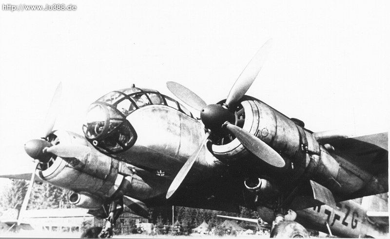 Ju 388L-0零批原型机DW+ZG（机号300299）停放在机场。该机尚未安装机腹吊舱与遥控尾炮塔，改用机身下的武器吊舱，机背上方可见供后向观测的潜望镜基座，并装有一台带外侧进气道的宝马BMW 801TJ-0发动机与四叶螺旋桨。