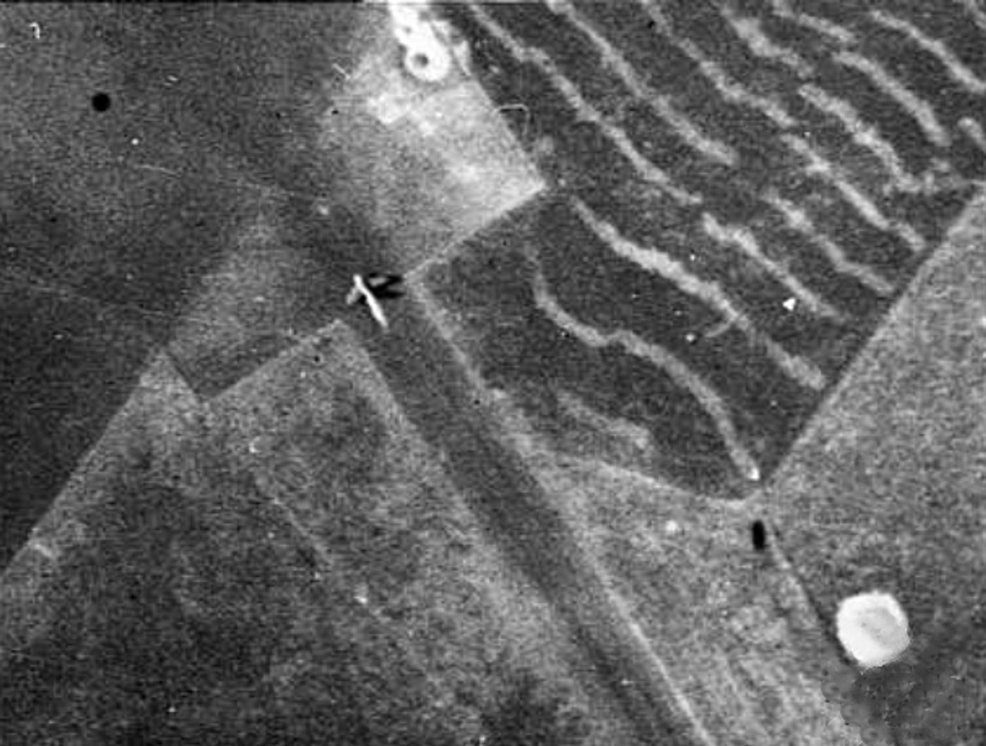 1944年,一架 Me 163B「彗星」在巴特茨维申恩(Bad Zwischenahn)机场借助可抛式双轮滑车起飞。该机场是第16试验指挥部(Erprobungskommando 16)进行火箭战斗机试飞与战术验证的基地。