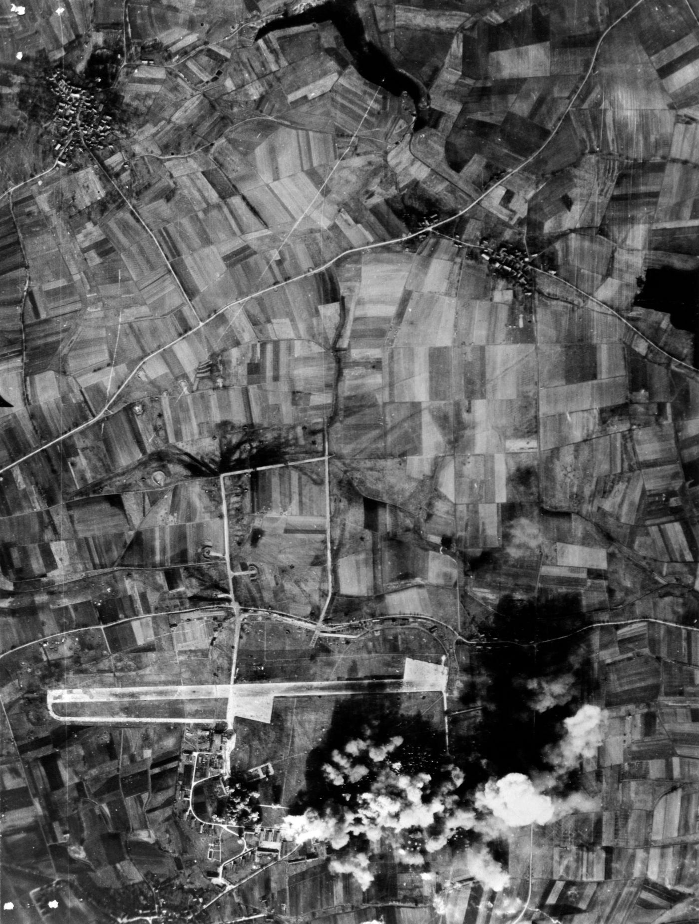 1945年2月25日,盟军空袭德国施韦比施哈尔(Schwäbisch Hall)附近的 Hessental 军用机场,该机场是梅塞施密特 Me 262 等德国喷气机的部署基地。在「帝国保卫战」末期的战略轰炸中,盟军通过反复打击德国机场跑道与后勤设施,压制其喷气机起降强度。