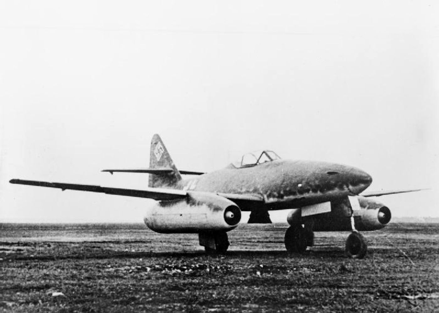 1945年的梅塞施密特 Me 262 A-1a 战斗机。战争末期该型机在德国上空竭力拦截盟军轰炸机编队,但因投入战场过晚、油料短缺与盟军压制,始终无法改变战争结局。