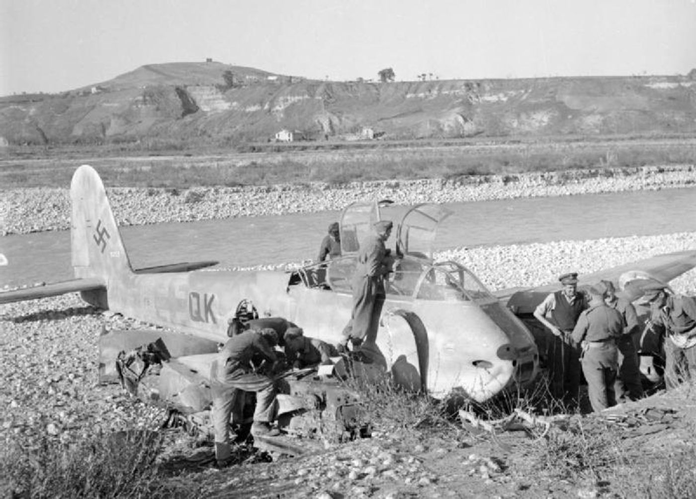 1943年,一架梅塞施密特 Me 410 在意大利桑格罗河(Sangro)附近失事坠毁,残骸散落在河岸。桑格罗河位于意大利中部「古斯塔夫防线」一带,1943年底盟军在此发动桑格罗河战役,德军Me 410侦察与攻击单位在这一战线上活动频繁。