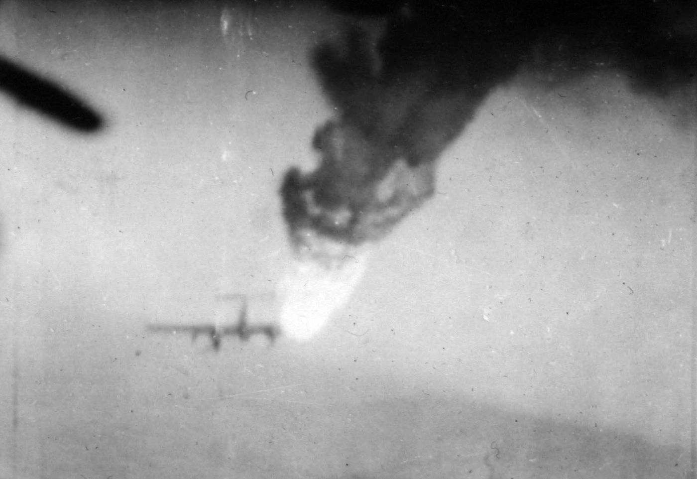 1944年12月17日,一架德国飞机在比利时上空被盟军击落坠毁。此时正值「守望莱茵行动」(阿登反攻)期间,德军投入包括Me 410在内的攻击机配合地面突袭,许多重型战斗机在盟军战斗机与高射炮的火网中损失。