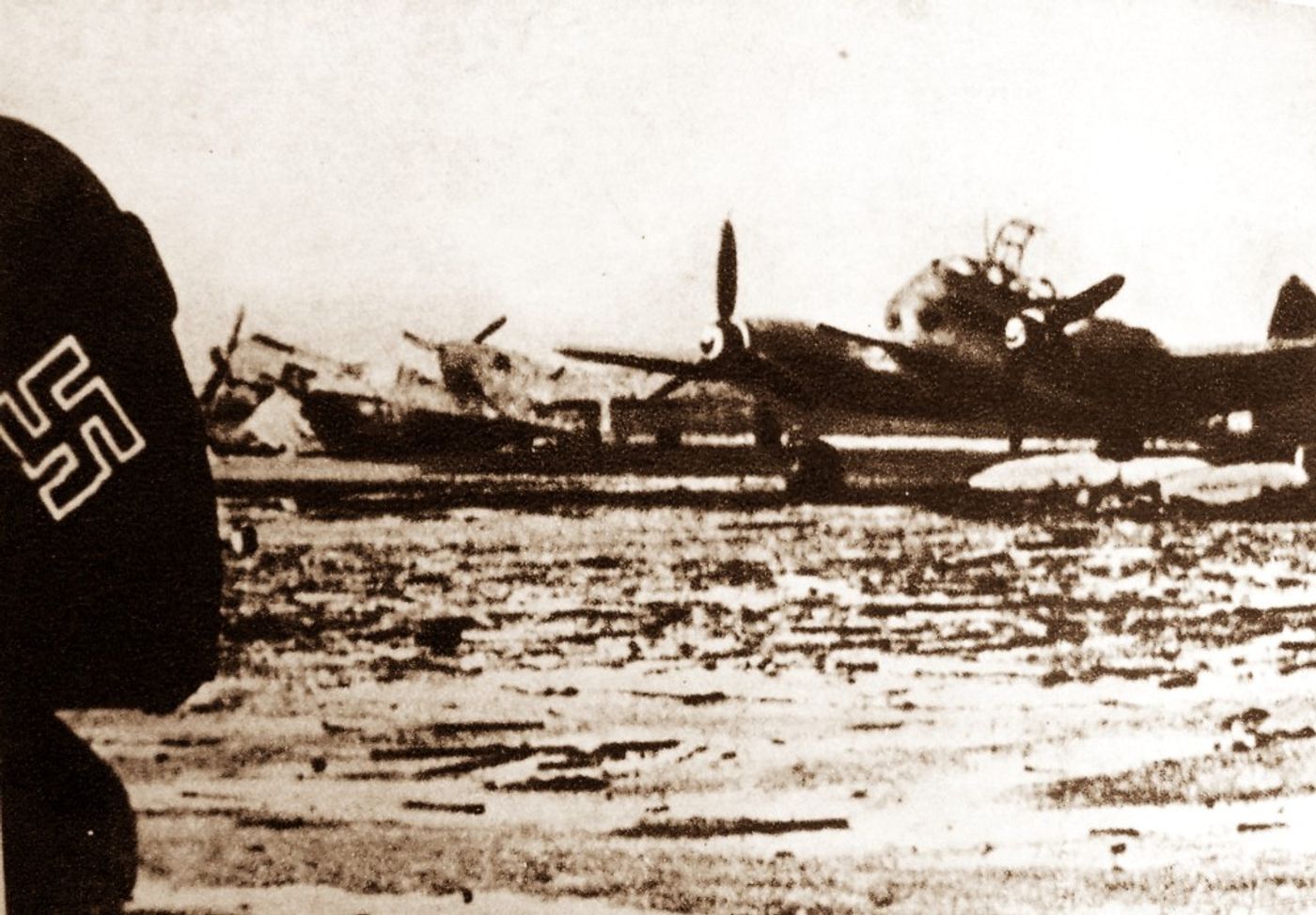 1945年,波兹南(Poznań)机场上遗留的梅塞施密特 Me 410 等德国飞机。1945年初苏军迫近德国东部,部分机况良好的 Me 410 被转用于东线航空侦察与地面支援任务,战争结束时大多遗弃在机场上。