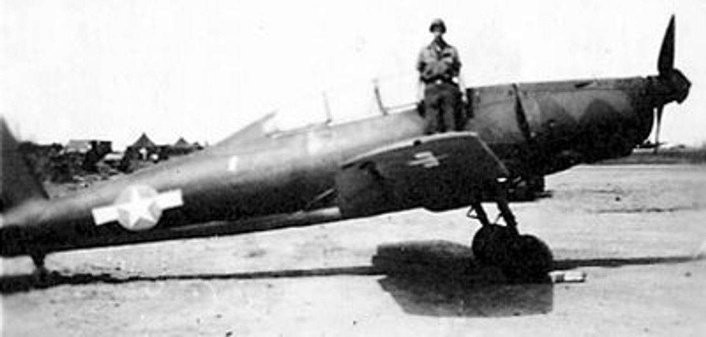1945年战后，一架被美国陆军航空队缴获的 Ar 96B 高级教练机停放在某处机场，缴获地点与细节已不可考。作为德国空军标准高级教练机，盟军对其飞行性能表现出浓厚兴趣，这类缴获评估为战后各国了解德国航空训练体系提供了实物依据。