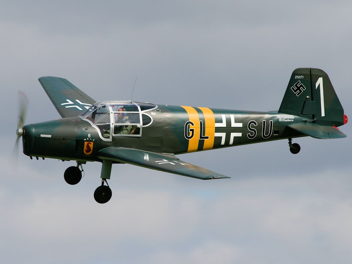 2009年奥德沃登航展上的 Bü 181B-1 正在空中进行机动飞行。战争末期，部分「贝斯特曼」被改装为夜间袭扰机与携带「铁拳」的反坦克袭击机投入战斗，在盟军掌握绝对制空权的战场上损失惨重，为这场战争画上了悲壮的句点。