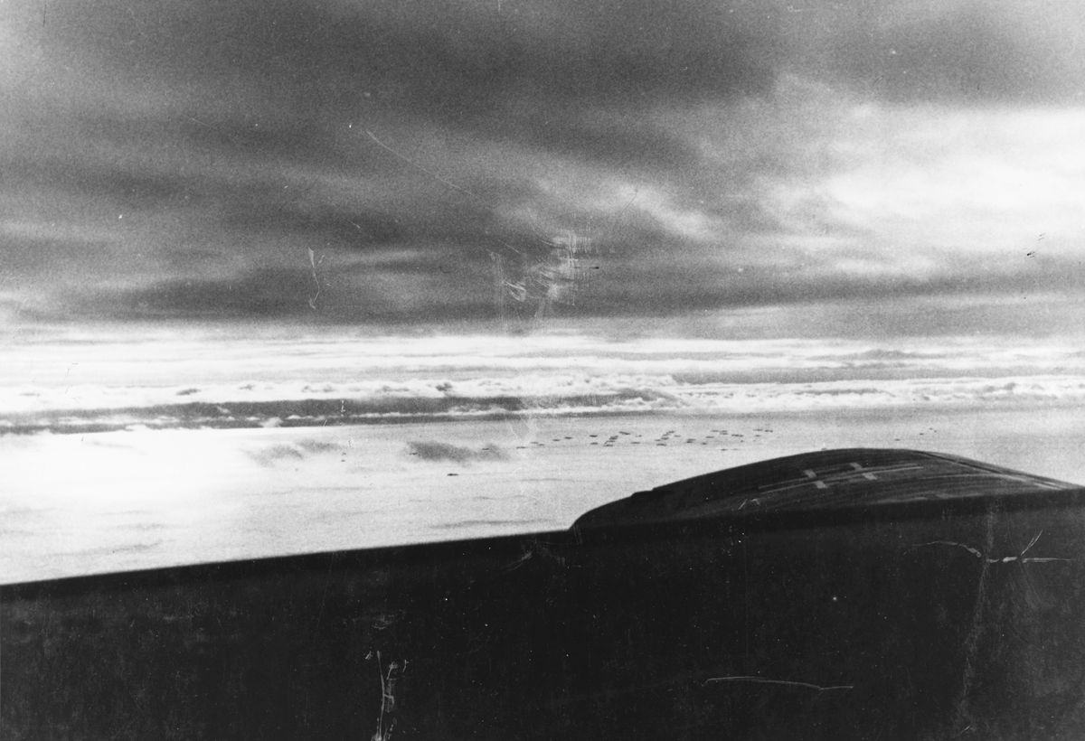 1942年7月，德国空军从挪威基地出动 BV 138 远程侦察机搜索并跟踪开往苏联的盟军「PQ-17船队」，为潜艇部队提供目标指引。这张航拍照片记录了船队在巴伦支海上的密集编队，该船队随后在德军潜艇与飞机的联合攻击下损失惨重，BV 138 的长航程侦察发挥了关键作用。