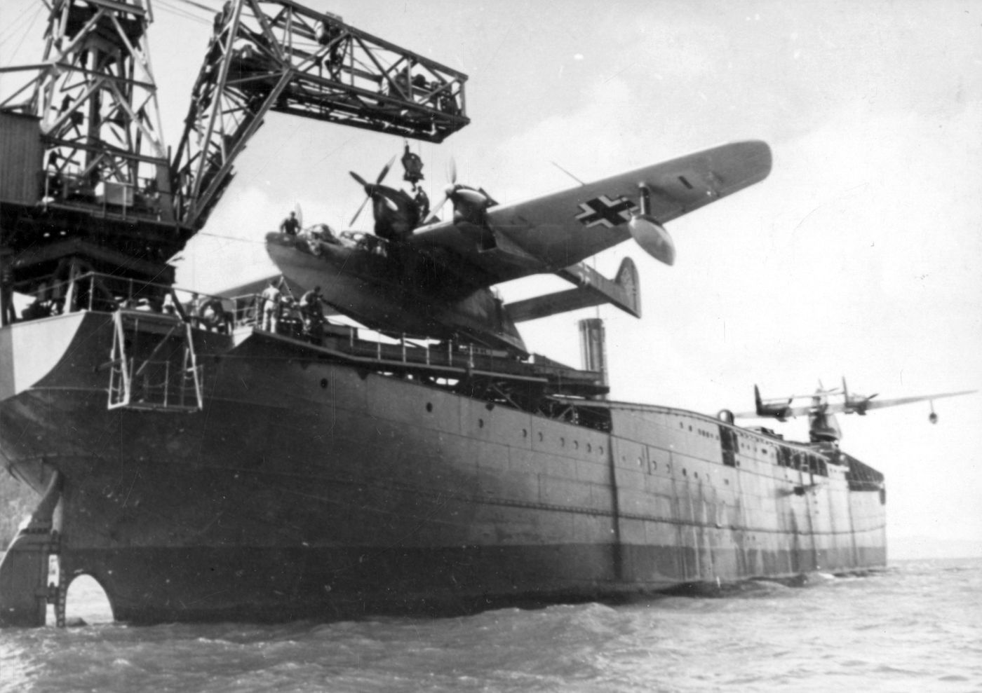1942年，挪威海岸外，德国水上飞机母舰「威斯特法伦」号搭载两架 BV 138C-1 执行远海侦察任务。德国空军利用弹射母舰将 BV 138 部署到更远海域，以扩大对北大西洋与挪威海的搜索范围，约70架 BV 138C-1 为此加装了弹射装置。