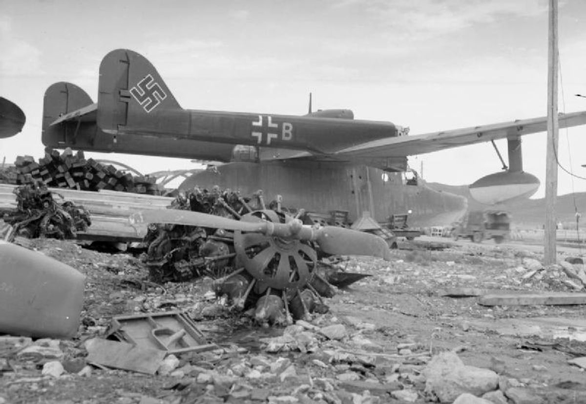 1945年德国战败投降后，一架被遗弃的 BV 138C 水上飞机停泊在挪威特罗姆瑟港，机身弹孔清晰可见。战争末期，驻扎挪威的 BV 138 部队在盟军解放后纷纷弃机，不少残骸后来被打捞并成为博物馆展品。