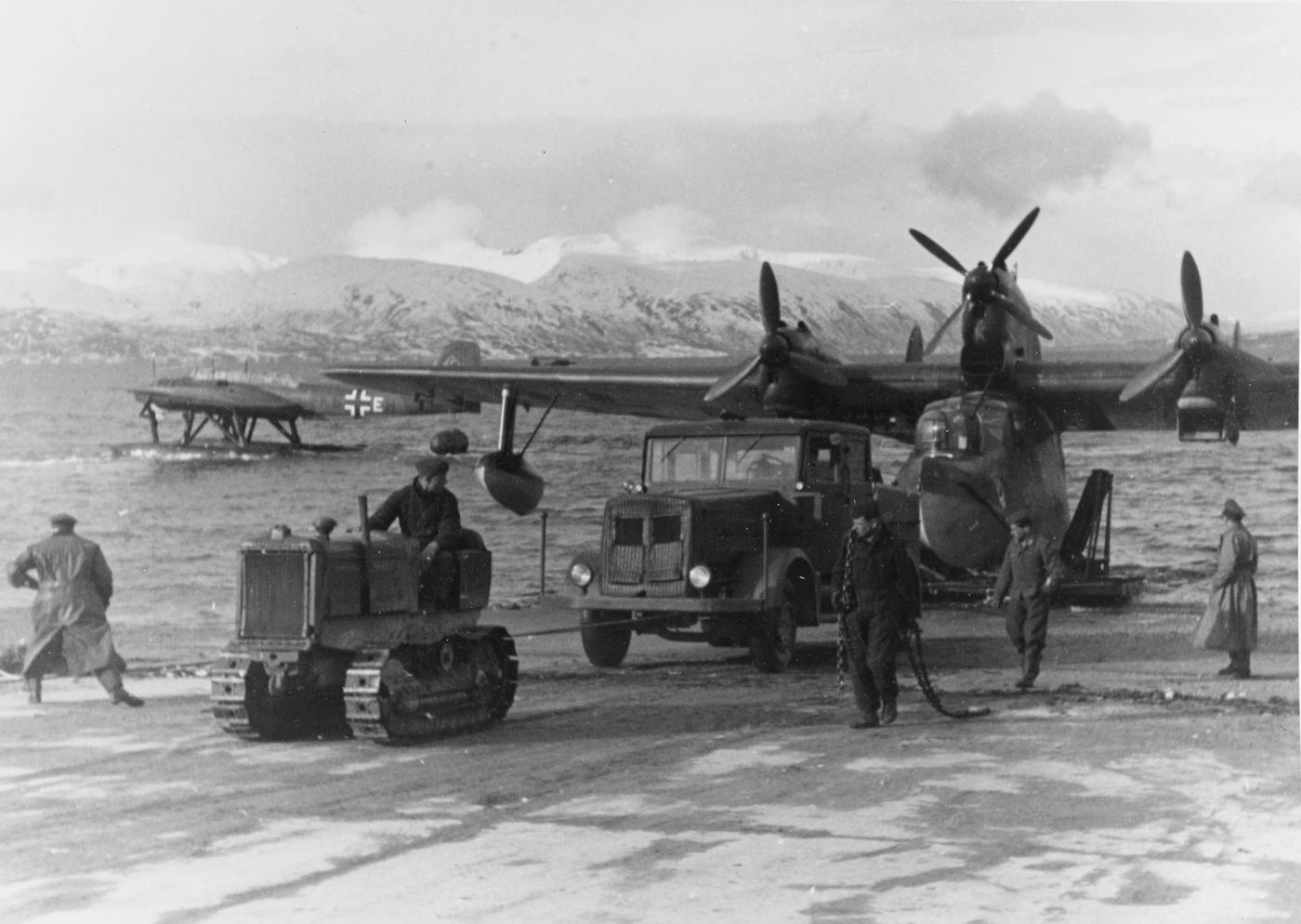 约1943年，挪威希尔克内斯港，一架 BV 138 水上侦察机与一架亨克尔 He 115 水上飞机并排停泊。希尔克内斯是德军在北挪威的重要水上飞机基地，从这里起飞的 BV 138 负责搜索巴伦支海与北极航线的盟军船队，为潜艇和袭击舰提供目标情报。