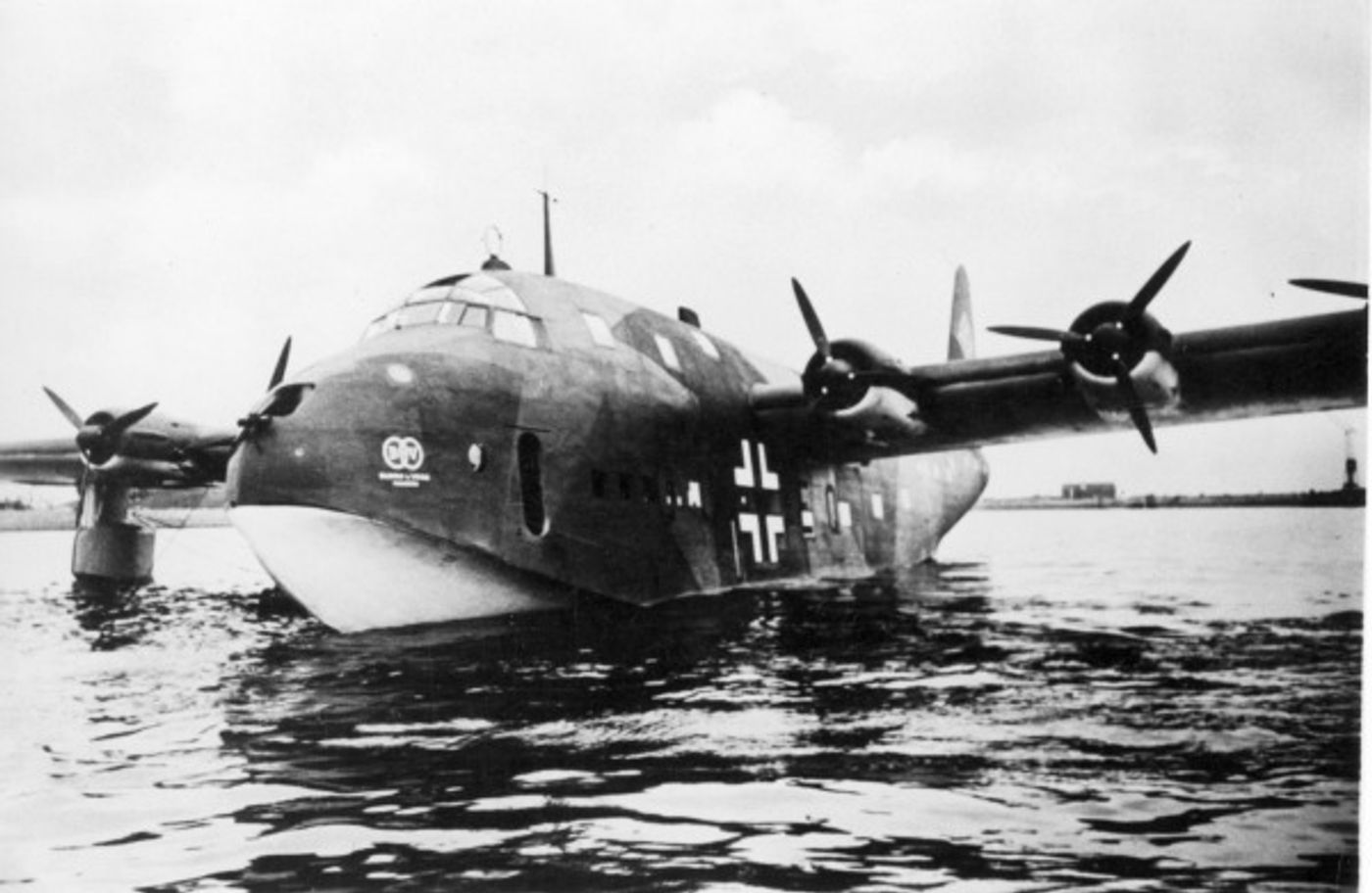 1941年7月起，BV 222 V1 换装军用涂装并赋予注册号 CC+EQ，在汉堡与挪威北部基尔克内斯（希尔克内斯）之间执行远程补给任务，至8月19日共飞行7个架次，运送65吨补给并后撤221名伤员，总航程约3万公里。图为涂有军用标记的 BV 222 V1。
