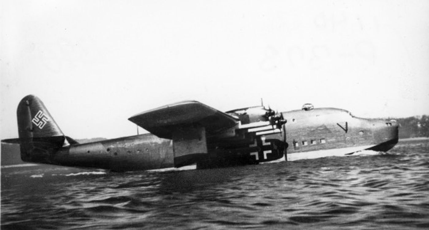 V7 是 C 系列的预生产原型机，1943年4月1日首飞，换装6台 Jumo 207C 柴油发动机。1945年4月，德军曾计划用 V7 执行「格陵兰行动」，将纳粹高层秘密运往格陵兰岛；随希特勒自杀该计划取消，V7 于5月初被德军炸毁。图为试飞中的 BV 222 V7。