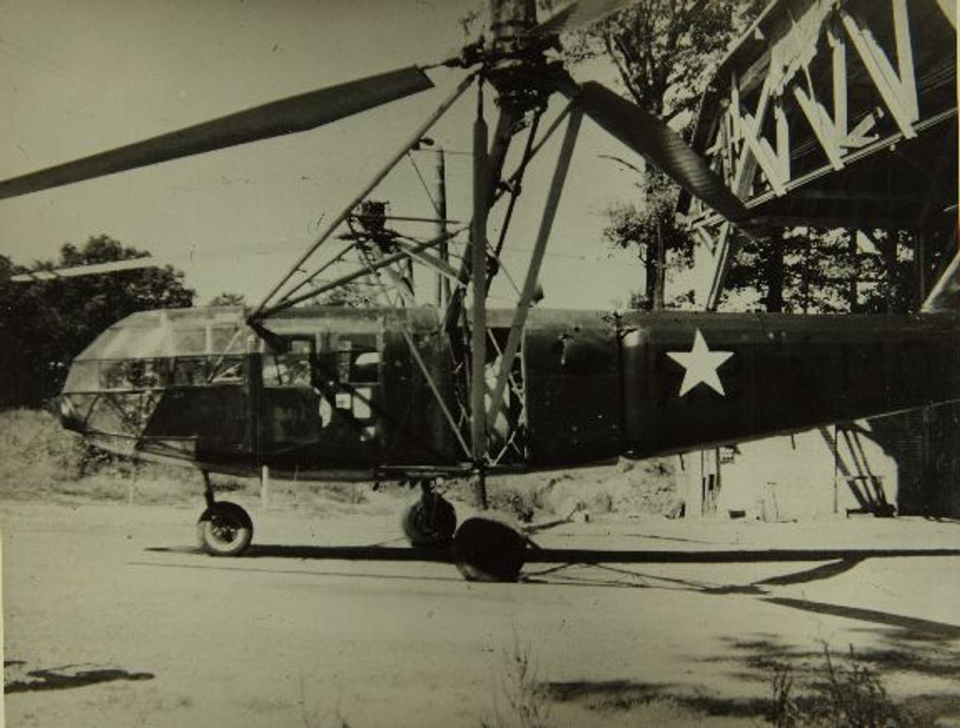 1945年战争结束后,一架被美军缴获的 Fa 223 直升机在美军场地停放展示,机身侧方涂有醒目的白色星形美军标志。美军在德国缴获了数架 Fa 223 用于战后技术鉴定,其中一架被运回美国本土进行评估试飞。