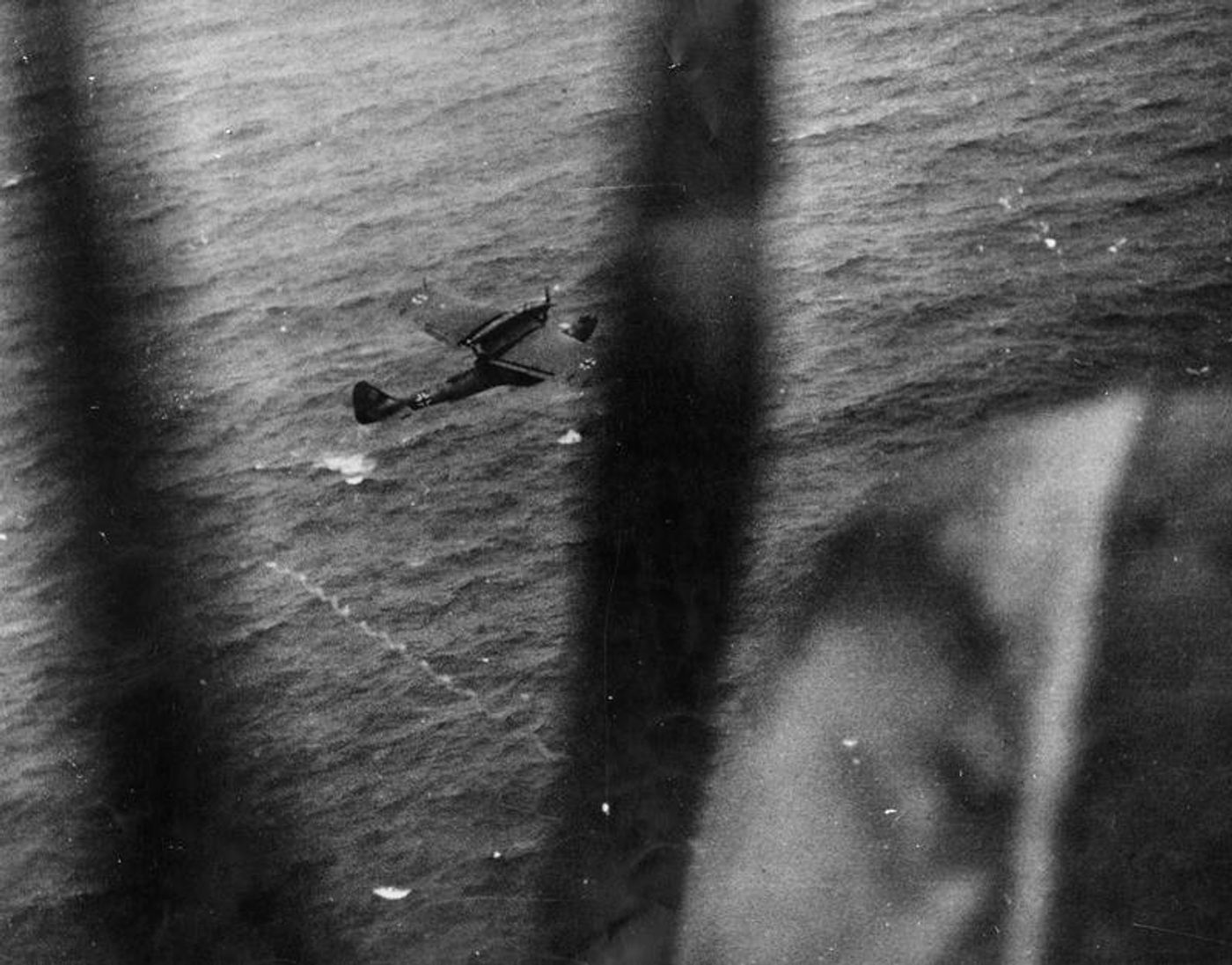 从高空另一架飞机俯拍的 Do 18 海上飞行画面,机身上方可见十字机徽。1940年威悉演习行动期间,驻扎丹麦与挪威的 Do 18 部队参与了对北欧海域的侦察与警戒,为德国登陆部队提供海面情报;画面下方的扰流与浪花侧面反映了该机在近水层飞行执行低空搜索的常用战术。