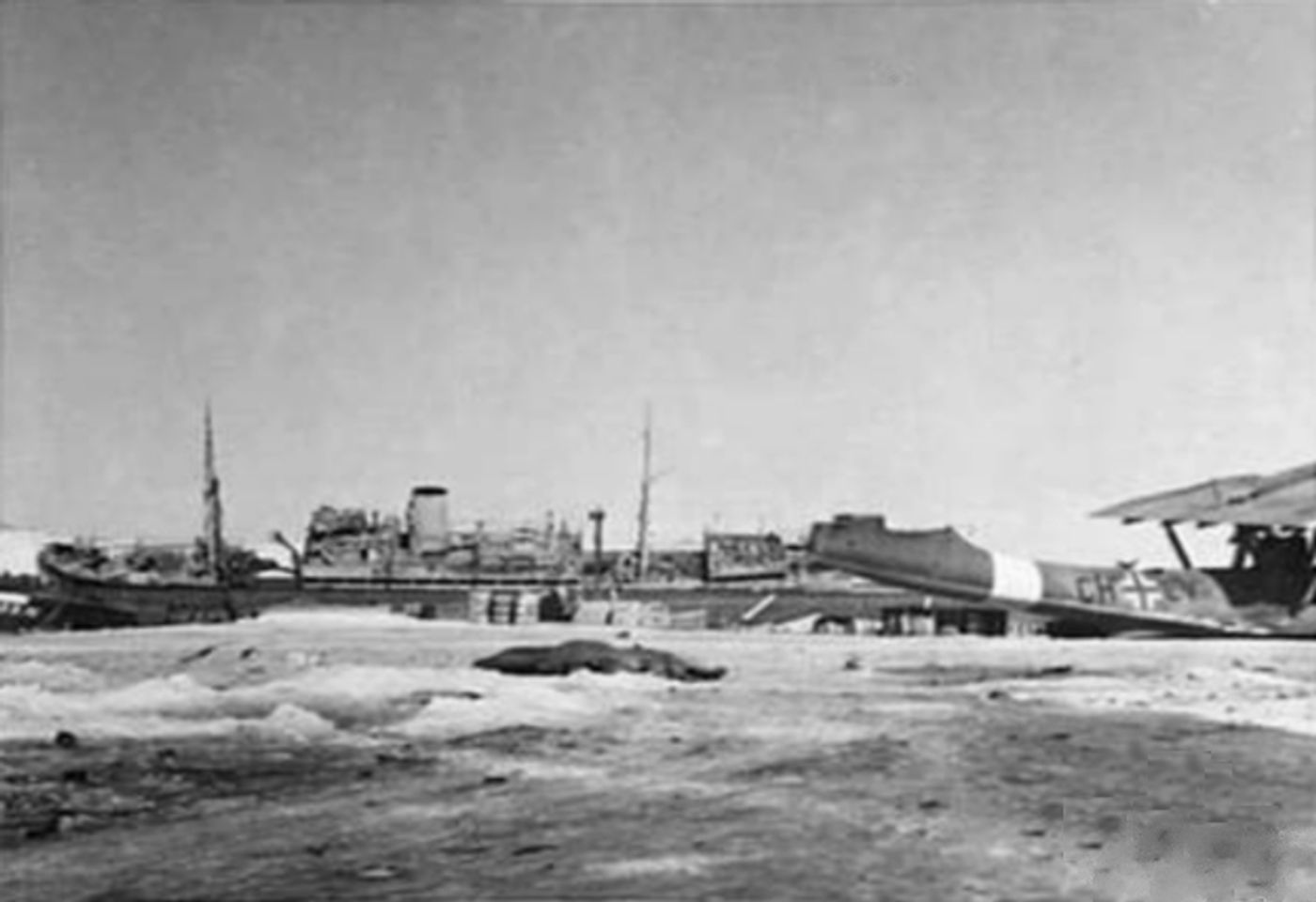 1942年,北非梅尔萨马特鲁港口的战争残骸景象,可见被击毁或弃置的 Do 24 机体。该港一度是德军在地中海东南部搜救与侦察的中转站,随着盟军掌握制空权,停泊于此的德国水上飞机在空袭与撤退中大多损毁,战后由盟军清点登记。